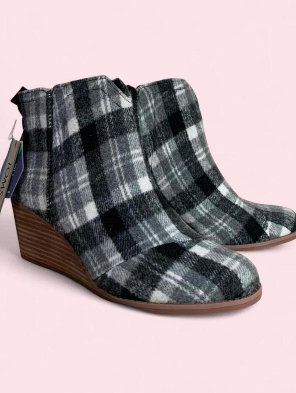 NWT Minimalist capsule plaid flannel wedge ankle booties